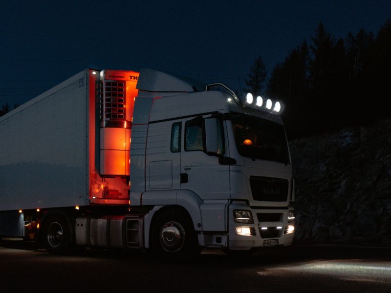 Conto proprio e conto terzi: cosa cambia per chi guida mezzi commerciali