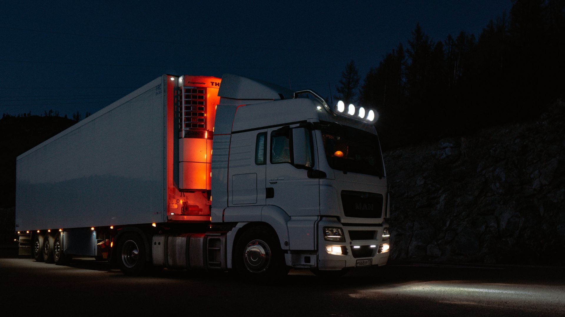 conosci la differenza tra conto proprio e conto terzi? Il conto proprio si riferisce all’attività di trasporto di merci effettuata da un’impresa esclusivamente per soddisfare esigenze interne legate alla propria attività principale.